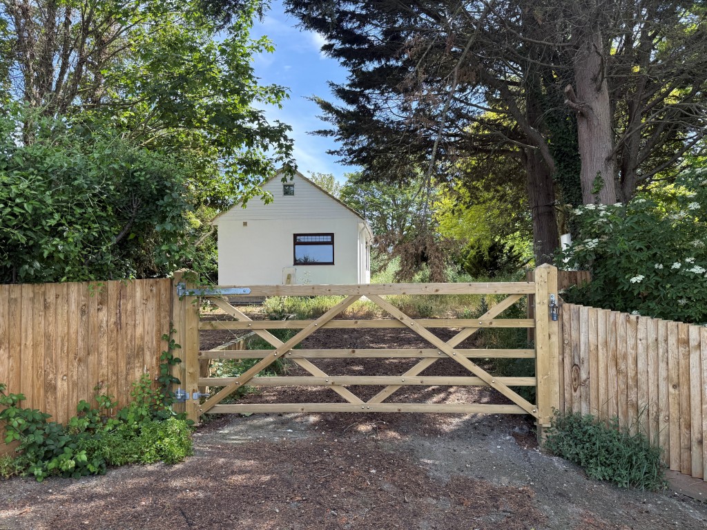 Lot: 163 - DETACHED DWELLING WITH PERMISSION FOR RESIDENTIAL USE AND EXTENSION IN DESIRABLE LOCATION - Gated entrance